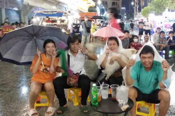 Người dân Chợ Lớn đội mưa cổ vũ U23 Việt Nam -4