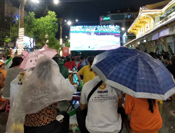 Người dân Chợ Lớn đội mưa cổ vũ U23 Việt Nam -5