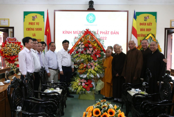 Cố đô Huế rực rỡ cờ hoa trong Đại lễ Phật đản -0