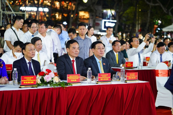 Chủ tịch Quốc hội Vương Đình Huệ dự khai mạc Lễ hội Hoa Phượng Đỏ - Hải Phòng 2022 -0