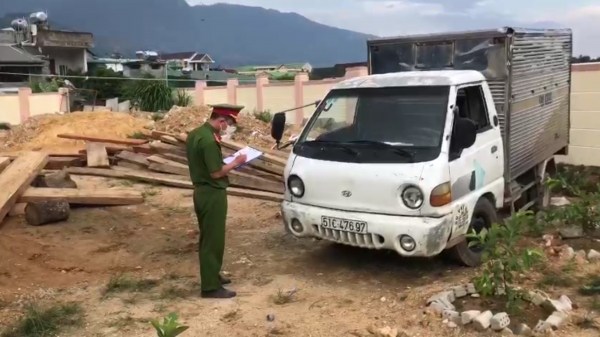 Quảng Ngãi: Bị bắt xe chở gỗ lậu, nhà xe hối lộ Công an xã bất thành -0