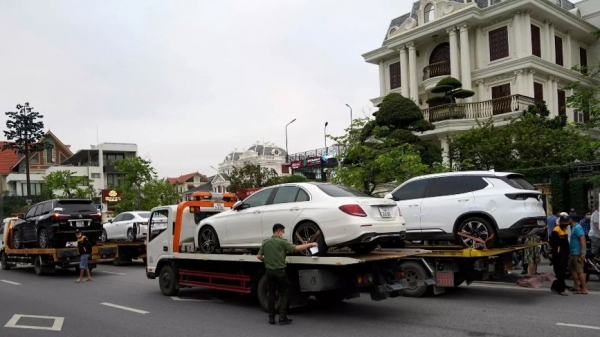 Dàn xe sang bị tạm giữ tại nhà cựu Chủ tịch UBND TP Hạ Long đứng tên ai? -0