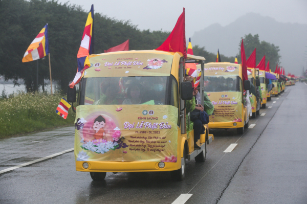 Hàng vạn người đội mưa mừng lễ Phật Đản 2022 -2