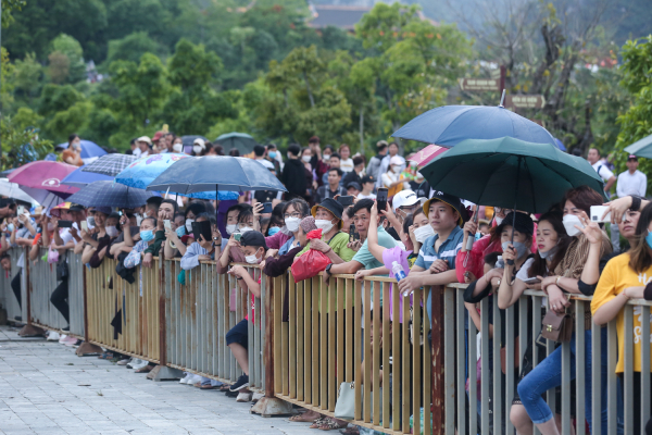 Hàng vạn người đội mưa mừng lễ Phật Đản 2022 -1