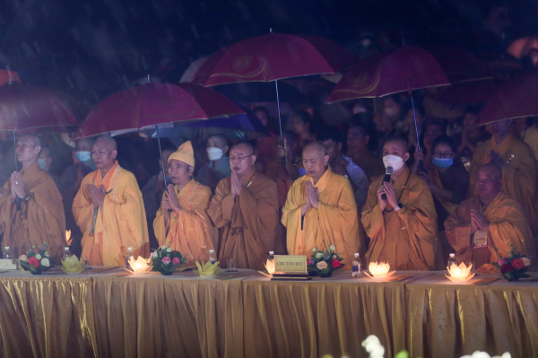 Hàng vạn người đội mưa mừng lễ Phật Đản 2022 -3