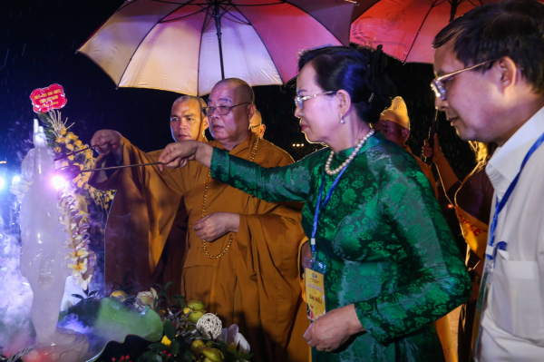 Hàng vạn người đội mưa mừng lễ Phật Đản 2022 -4