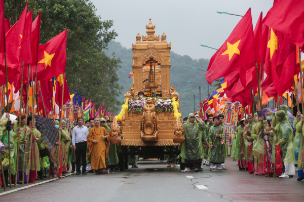 Hàng vạn người đội mưa mừng lễ Phật Đản 2022 -5