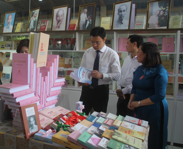 Ra mắt tủ sách, phòng trưng bày sách về Bác Hồ trong Khu di tích Chủ tịch Hồ Chí Minh tại Phủ Chủ tịch -0