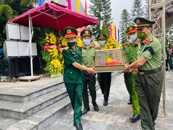 Đón 11 hài cốt Liệt sĩ, quân tình nguyện, chuyên gia Việt Nam hy sinh tại Lào về nước -1