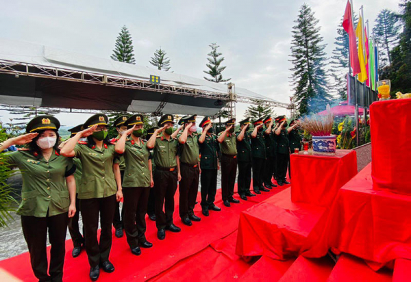 Đón 11 hài cốt Liệt sĩ, quân tình nguyện, chuyên gia Việt Nam hy sinh tại Lào về nước -2
