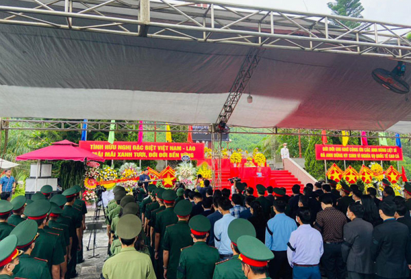 Đón 11 hài cốt Liệt sĩ, quân tình nguyện, chuyên gia Việt Nam hy sinh tại Lào về nước -3