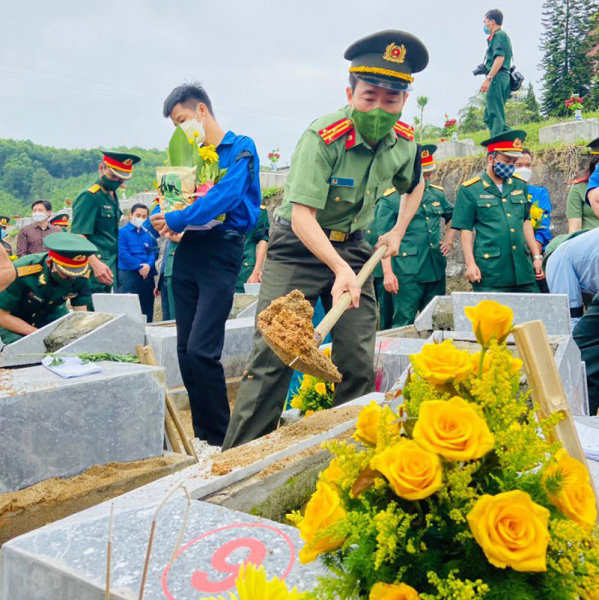Đón 11 hài cốt Liệt sĩ, quân tình nguyện, chuyên gia Việt Nam hy sinh tại Lào về nước -0
