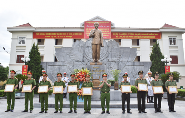 365 lượt tập thể, cá nhân Công an tỉnh Ninh Bình được khen thưởng trong 6 tháng đầu năm -0