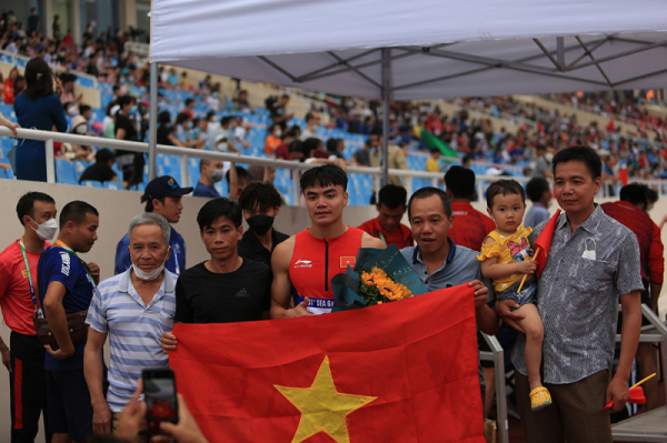 Family travels 300 km to support Vietnamese athlete at SEA Games 31 -0