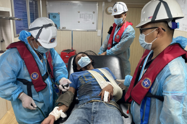 Injured Filipino sailors provided with medical aid at Nha Trang  -0