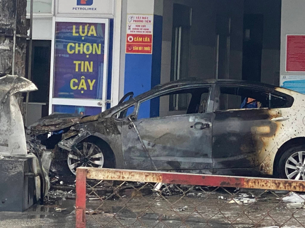 Xế hộp bị lửa thiêu rụi sau khi mất lái tông vào Trạm xăng dầu -0