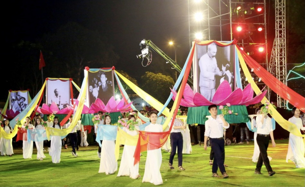 Lan toả nhiều giá trị văn hoá Chủ tịch Hồ Chí Minh từ Lễ hội Làng Sen -0