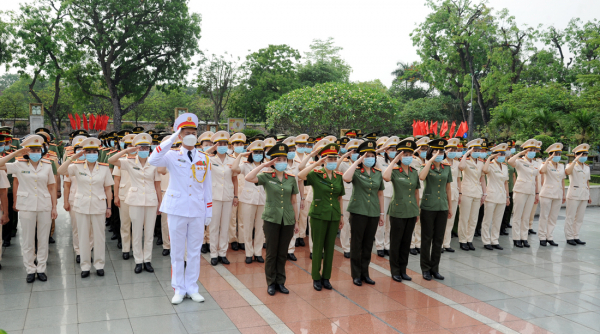 Đoàn Phụ nữ Công an tiêu biểu báo công, vào Lăng viếng Bác -0