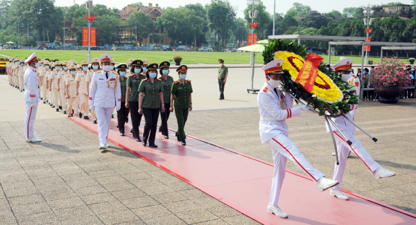 Đoàn Phụ nữ Công an tiêu biểu báo công, vào Lăng viếng Bác -0