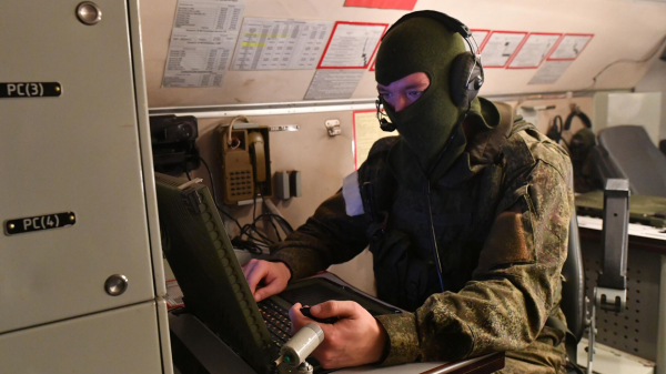 Nga hé lộ mẫu vũ khí laser bí mật đốt cháy UAV Ukraine -0