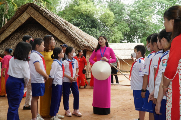 Lan toả nhiều giá trị văn hoá Chủ tịch Hồ Chí Minh từ Lễ hội Làng Sen -0