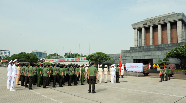 Đoàn Phụ nữ Công an tiêu biểu báo công, vào Lăng viếng Bác -0