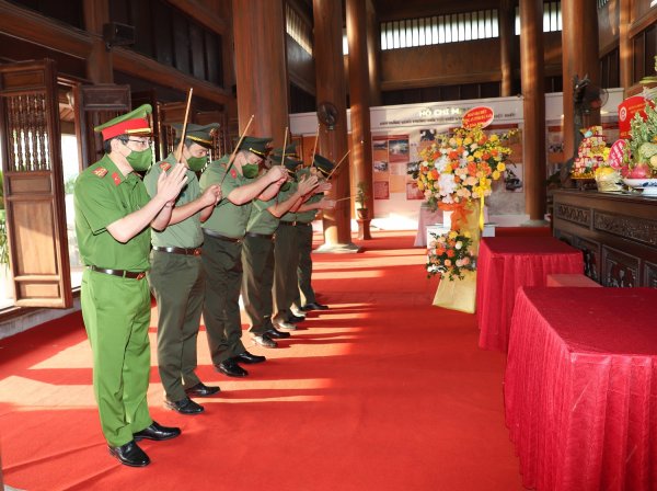 Công an tỉnh Hà Nam dâng hương báo công với Bác và phát động phong trào thi đua đặc biệt -0