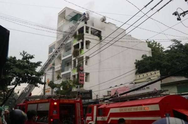 Dùng xe thang chữa cháy kịp thời căn nhà 5 tầng, nơi hàng chục người sinh sống -0