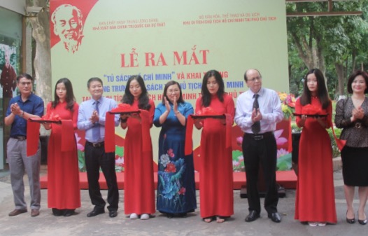 “Ho Chi Minh Bookcase” in Hanoi gathers hundreds of valuable book titles -0