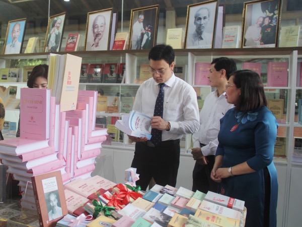 “Ho Chi Minh Bookcase” in Hanoi gathers hundreds of valuable book titles -1