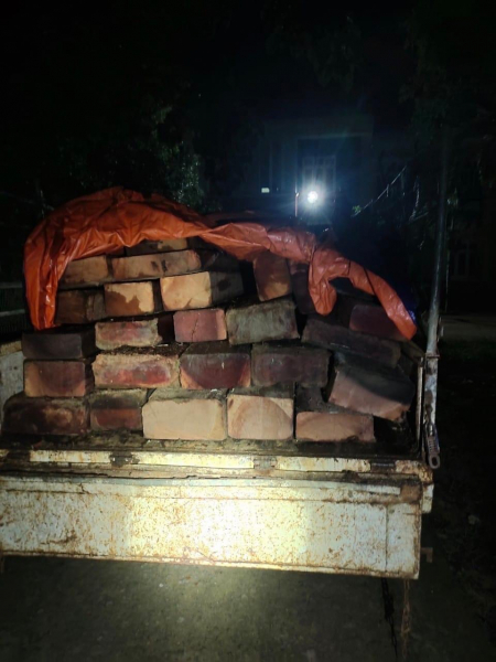 Quảng Ngãi: Công an mật phục đêm bắt xe chở gỗ lậu -0