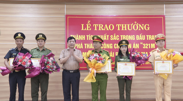 Trao thưởng cho lực lượng bắt giữ gần 4.000 viên ma tuý và 2 khẩu súng -0