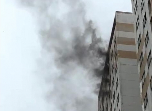 Chung cư nhốn nháo vì cục sạc dự phòng phát nổ gây cháy căn hộ tầng 19 -0