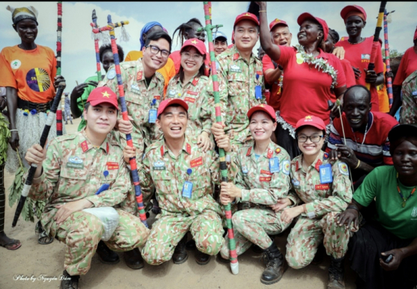Lính quân y mũ nồi xanh Việt Nam trồng cây xanh mừng Sinh nhật Bác -0