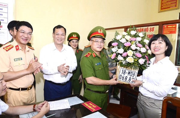 Thiếu tướng Nguyễn Văn Long kiểm tra công tác triển khai phân cấp đăng ký xe và công tác giam giữ tại Nam Định -0