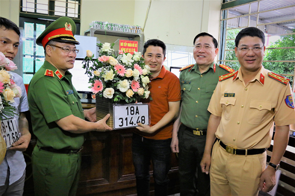 Thiếu tướng Nguyễn Văn Long kiểm tra công tác triển khai phân cấp đăng ký xe và công tác giam giữ tại Nam Định -1