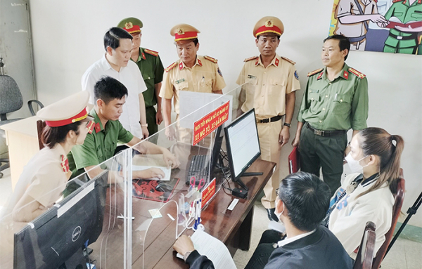 Người dân Đắk Nông phấn khởi trong ngày đầu thực hiện phân cấp đăng ký, cấp biển số xe cho Công an cơ sở -0