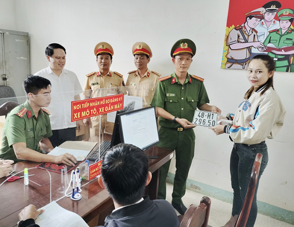 Người dân Đắk Nông phấn khởi trong ngày đầu thực hiện phân cấp đăng ký, cấp biển số xe cho Công an cơ sở -1