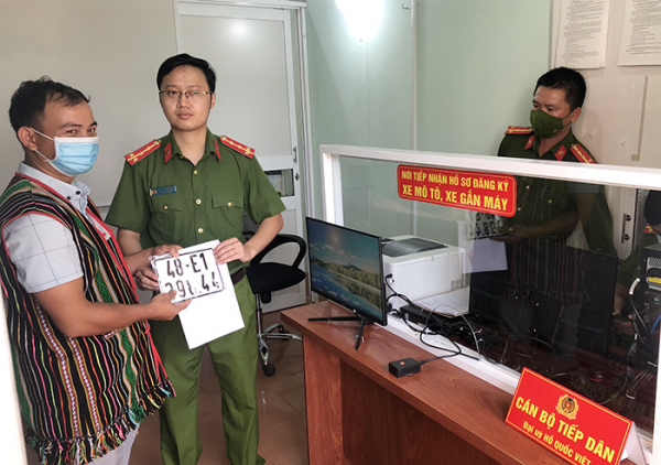 Người dân Đắk Nông phấn khởi trong ngày đầu thực hiện phân cấp đăng ký, cấp biển số xe cho Công an cơ sở -0