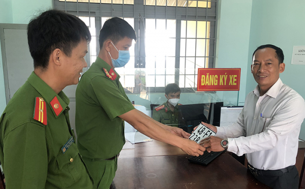Người dân Đắk Nông phấn khởi trong ngày đầu thực hiện phân cấp đăng ký, cấp biển số xe cho Công an cơ sở -1
