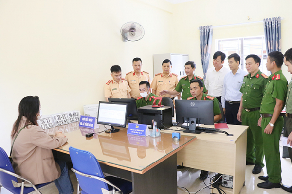Những công dân đầu tiên tại Hà Tĩnh được cấp biển số tại cơ sở -0