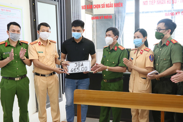 Những công dân đầu tiên tại Hà Tĩnh được cấp biển số tại cơ sở -0