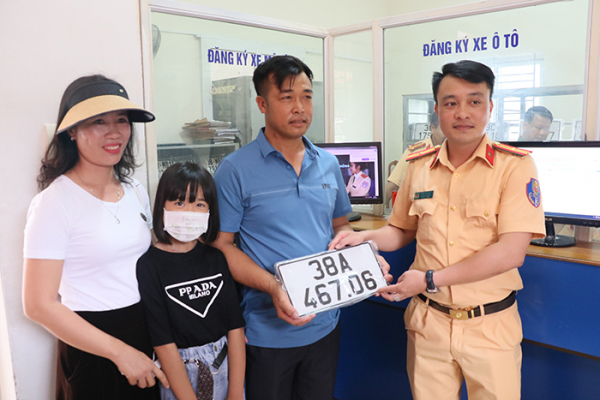 Những công dân đầu tiên tại Hà Tĩnh được cấp biển số tại cơ sở -1