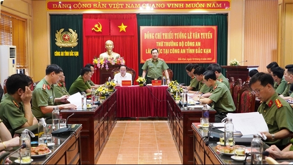 Deputy Minister Le Van Tuyen visits with Bac Kan provincial police -0