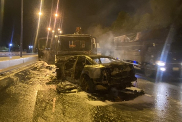 Audi và xe tải cẩu cháy rụi sau va chạm, 2 người chết cháy -0