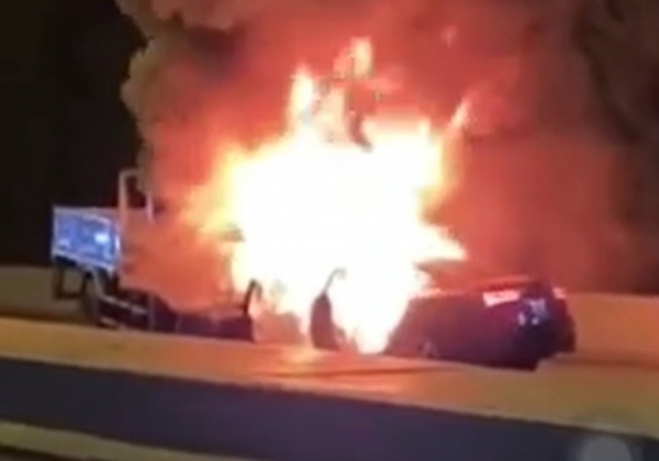 Audi và xe tải cẩu cháy rụi sau va chạm, 2 người chết cháy -0