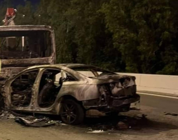 Audi và xe tải cẩu cháy rụi sau va chạm, 2 người chết cháy -1
