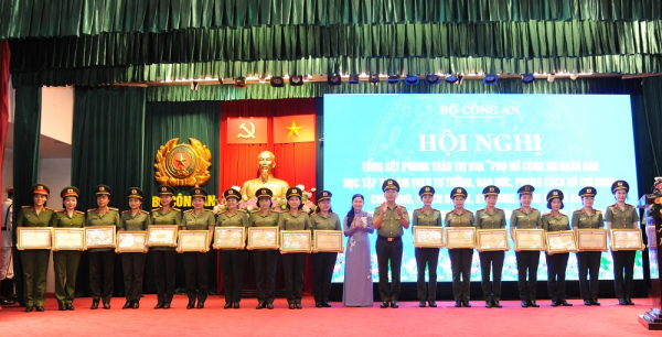 Public security female officers vow to accomplish all assigned tasks - 1