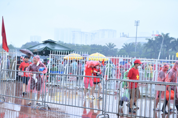 CĐV đội mưa đến sân Mỹ Đình -0
