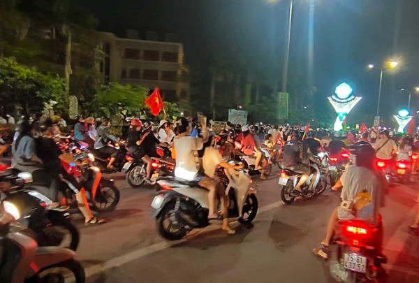 Hàng nghìn người dân xứ Huế ra đường mừng U23 Việt Nam vô địch  -1